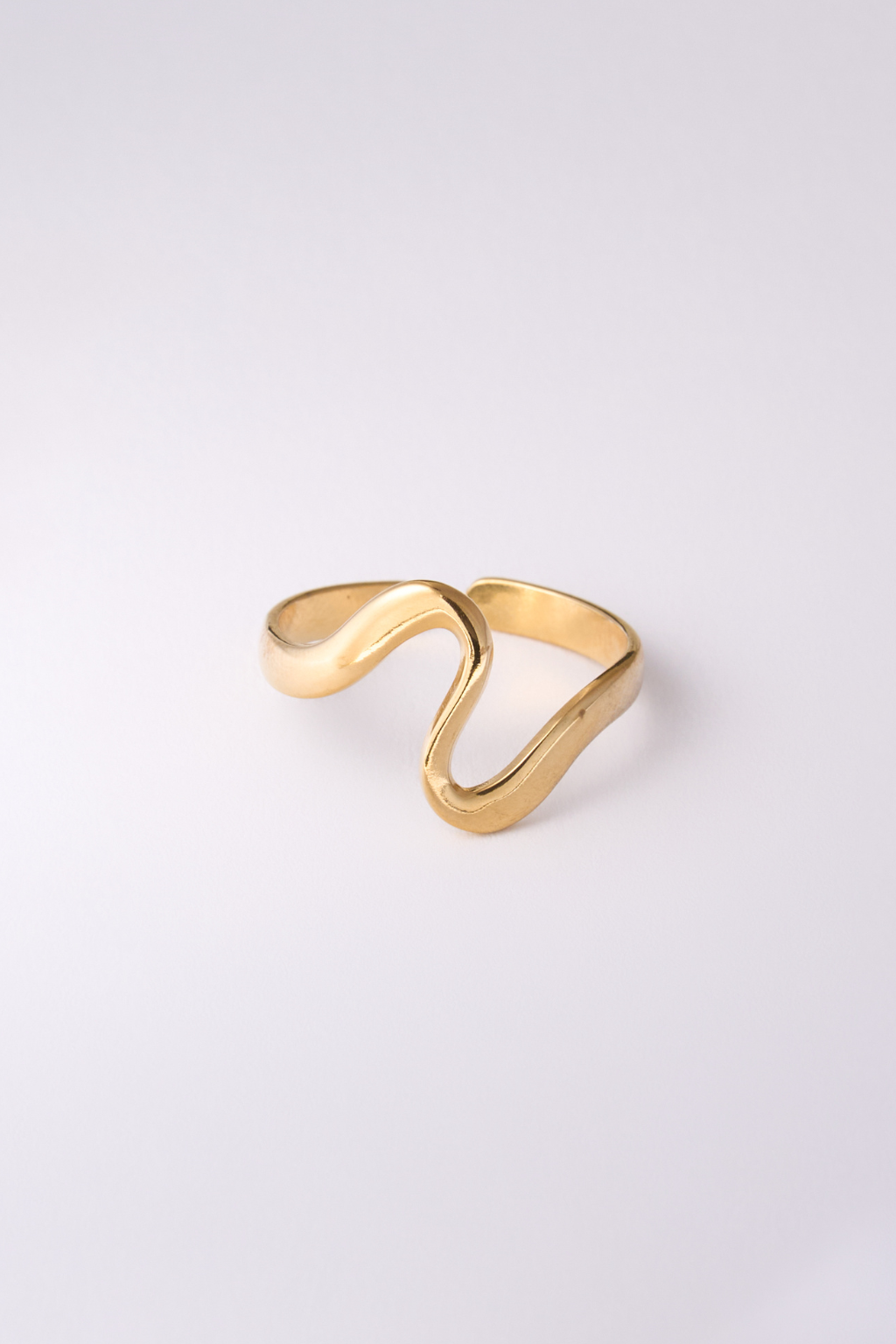 Gold wave ring, sweatproof and tarnish-resistant, ideal for everyday wear