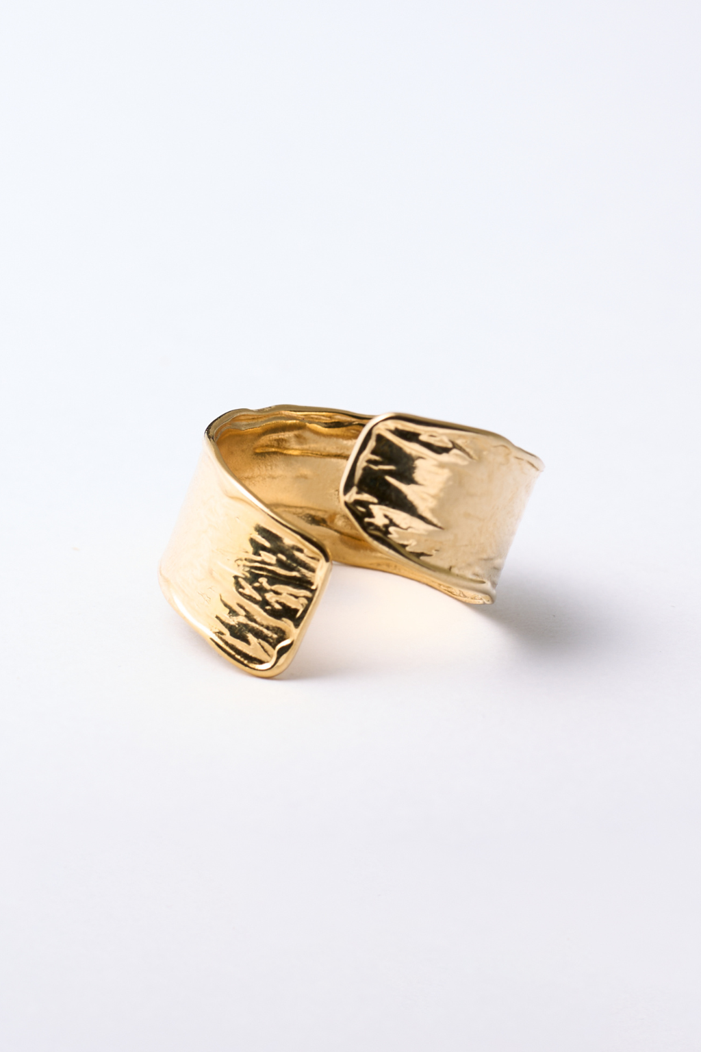 Gold texture ring, waterproof and tarnish-free, perfect for active individuals